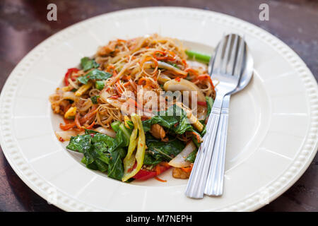 Betrunkene Nudeln gebraten mit Schweinefleisch in weiße Scheibe Stockfoto