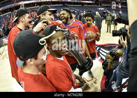 Washington, DC, USA. 11 Mär, 2018. Davidson Spieler feiern das abschließende Spiel in der Hauptstadt zu einer Arena, in Washington, DC gehalten zu gewinnen. Credit: Amy Sanderson/ZUMA Draht/Alamy leben Nachrichten Stockfoto