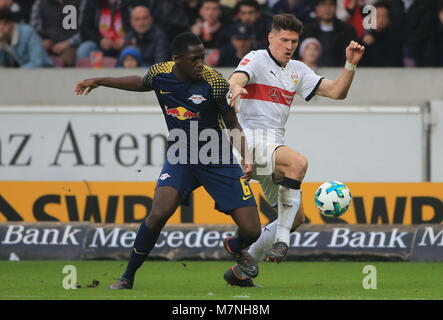 Stuttgart, Deutschland. 11 Mär, 2018. Der Stuttgarter Mario Gomez (R) Mias mit Leipziger Ibrahima Konate während eines Deutschen Bundesligaspiel zwischen dem VfB Stuttgart und RB Leipzig in Stuttgart, Deutschland, am 11. März 2018. Das Spiel endete 0:0. Credit: Philippe Ruiz/Xinhua/Alamy leben Nachrichten Stockfoto