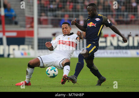 Stuttgart, Deutschland. 11 Mär, 2018. Leipziger Naby Keita (R) Mias mit der Stuttgarter Dennis Aogo während eines Deutschen Bundesligaspiel zwischen dem VfB Stuttgart und RB Leipzig in Stuttgart, Deutschland, am 11. März 2018. Das Spiel endete 0:0. Credit: Philippe Ruiz/Xinhua/Alamy leben Nachrichten Stockfoto