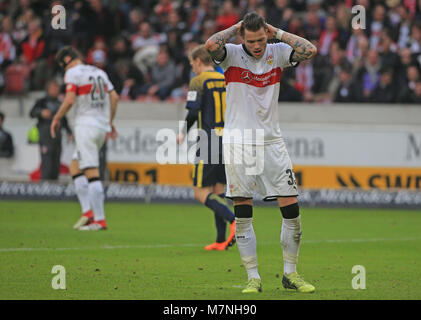 Stuttgart, Deutschland. 11 Mär, 2018. Der Stuttgarter Daniel Ginczek (vorne) reagiert während eines Deutschen Bundesligaspiel zwischen dem VfB Stuttgart und RB Leipzig in Stuttgart, Deutschland, am 11. März 2018. Das Spiel endete 0:0. Credit: Philippe Ruiz/Xinhua/Alamy leben Nachrichten Stockfoto