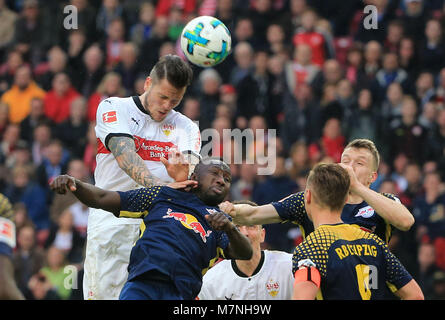 Stuttgart, Deutschland. 11 Mär, 2018. Der Stuttgarter Daniel Ginczek (Oben) konkurriert während eines Deutschen Bundesligaspiel zwischen dem VfB Stuttgart und RB Leipzig in Stuttgart, Deutschland, am 11. März 2018. Das Spiel endete 0:0. Credit: Philippe Ruiz/Xinhua/Alamy leben Nachrichten Stockfoto