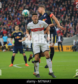 Stuttgart, Deutschland. 11 Mär, 2018. Der Stuttgarter Mario Gomez (vorne) Mias mit Leipziger Willi Orban während eines Deutschen Bundesligaspiel zwischen dem VfB Stuttgart und RB Leipzig in Stuttgart, Deutschland, am 11. März 2018. Das Spiel endete 0:0. Credit: Philippe Ruiz/Xinhua/Alamy leben Nachrichten Stockfoto