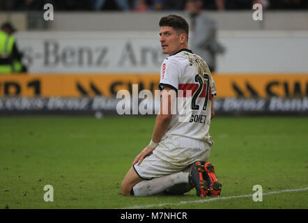 Stuttgart, Deutschland. 11 Mär, 2018. Der Stuttgarter Mario Gomez reagiert während eines Deutschen Bundesligaspiel zwischen dem VfB Stuttgart und RB Leipzig in Stuttgart, Deutschland, am 11. März 2018. Das Spiel endete 0:0. Credit: Philippe Ruiz/Xinhua/Alamy leben Nachrichten Stockfoto