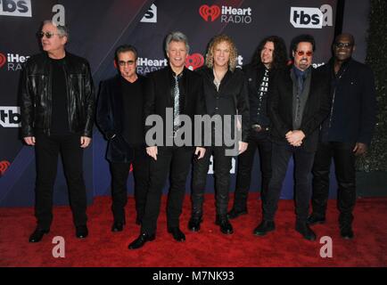 Jon Bon Jovi, Tico Torres, Phil X, David Bryan, Hugh McDonald, Everett Bradley, John Shanks bei der Ankunft für iHeartRadio Music Awards 2018 - Teil 2, das Forum, Los Angeles, CA 11. März 2018. Foto von: Elizabeth Goodenough/Everett Collection Stockfoto