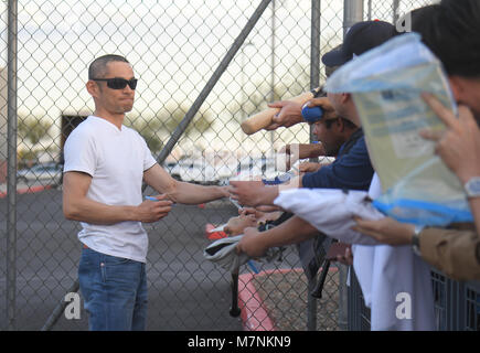 Peoria, Arizona, USA. 8 Mär, 2018. Ichiro Suzuki (Mariners) MLB: Ichiro Suzuki von den Seattle Mariners Autogramme für die Fans nach Praxis während der Seattle Mariners Spring Training Baseball Camp in Peoria, Arizona, United States. Quelle: LBA/Alamy leben Nachrichten Stockfoto