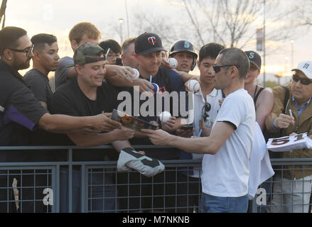 Peoria, Arizona, USA. 8 Mär, 2018. Ichiro Suzuki (Mariners) MLB: Ichiro Suzuki von den Seattle Mariners Autogramme für die Fans nach Praxis während der Seattle Mariners Spring Training Baseball Camp in Peoria, Arizona, United States. Quelle: LBA/Alamy leben Nachrichten Stockfoto