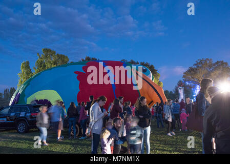 Canberra, Australien, 12. März 2018. Hot Air Balloon Festival in Canberra. Der Kolibri Heißluftballon nicht ganz in die Landzunge von großer Ballonfahren Wetter aufpumpen. Seine Schwanzfedern können nicht nur mit dem heißen Gas füllen, trotz vieler Versuche. Das schöne Bedingungen und viele Ballons auf dem Display eine große Anzahl von Menschen zieht zu dieser jährlichen Canberra Ereignis. Sam Nerrie/Alamy Leben Nachrichten. Stockfoto