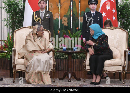 Singapur. 12 Mär, 2018. Singapurs Präsident Halimah Yacob (R) trifft sich mit Bangladeschs Premierministerin Sheikh Hasina auf Singapurs Istana am 12. März 2018. Credit: Dann Chih Wey/Xinhua/Alamy leben Nachrichten Stockfoto