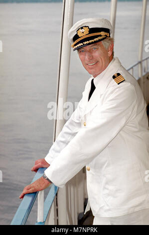 Eingereicht - ARCHIV BILD - 27. September 1998, Deutschland, Starnberg: Schauspieler Siegried Rauch Lächeln in seiner Rolle als Kapitän auf der beliebten TV-Serie "Das Traumschiff". Foto: -/dpa Stockfoto