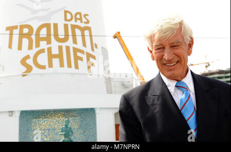 Eingereicht - ARCHIV BILD - 09 Mai 2009, Deutschland, Hamburg: Schauspieler Siegried Rauch Lächeln auf den Satz von seinem beliebten TV-Serie "Das Traumschiff". Foto: Jens Inhaltlich gesehen darf man/dpa Stockfoto