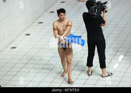 Beijin, Beijin, China. 11 Mär, 2018. Peking, China, 11. März 2018: Chinesische diver Yang Jian gewinnt die Goldmedaille der Männer 10 m-Plattform bei FINA Diving World Serie in Peking, 11. März 2018. Credit: SIPA Asien/ZUMA Draht/Alamy leben Nachrichten Stockfoto