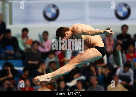 Beijin, Beijin, China. 11 Mär, 2018. Peking, China, 11. März 2018: Chinesische diver Yang Jian gewinnt die Goldmedaille der Männer 10 m-Plattform bei FINA Diving World Serie in Peking, 11. März 2018. Credit: SIPA Asien/ZUMA Draht/Alamy leben Nachrichten Stockfoto