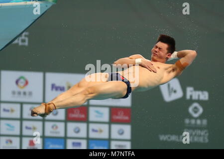 Beijin, Beijin, China. 11 Mär, 2018. Peking, China, 11. März 2018: Chinesische diver Yang Jian gewinnt die Goldmedaille der Männer 10 m-Plattform bei FINA Diving World Serie in Peking, 11. März 2018. Credit: SIPA Asien/ZUMA Draht/Alamy leben Nachrichten Stockfoto