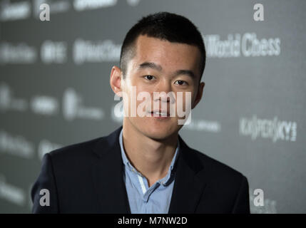 09 März 2018, Deutschland, Berlin: Chinese Chess Champion Ding Liren erscheint auf einer Pressekonferenz von "FIDE-Kandidaten Turnier". Vom 10. bis 28. März, acht Kandidaten bewerben sich um die Chance, gegen Weltmeister Magnus Carlsen aus im November 2018 zu Gesicht. Foto: Soeren Stache/dpa Stockfoto