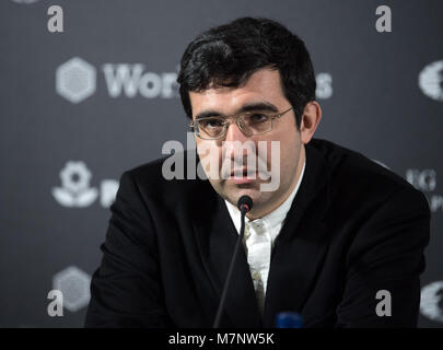 09 März 2018, Deutschland, Berlin: Russische Weltmeister Wladimir Kramnik erscheint auf einer Pressekonferenz von "FIDE-Kandidaten Turnier". Vom 10. bis 28. März, acht Kandidaten bewerben sich um die Chance, gegen Weltmeister Magnus Carlsen aus im November 2018 zu Gesicht. Foto: Soeren Stache/dpa Stockfoto