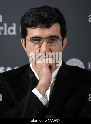 09 März 2018, Deutschland, Berlin: Russische Weltmeister Wladimir Kramnik erscheint auf einer Pressekonferenz von "FIDE-Kandidaten Turnier". Vom 10. bis 28. März, acht Kandidaten bewerben sich um die Chance, gegen Weltmeister Magnus Carlsen aus im November 2018 zu Gesicht. Foto: Soeren Stache/dpa Stockfoto