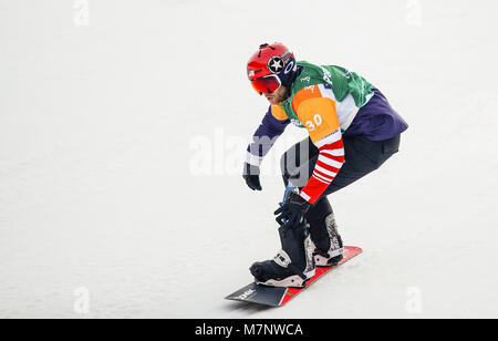 Pyeongchang, Südkorea. 12 Mär, 2018. Mike Schultz aus den USA konkurriert während der Männer Snowboard Cross Großen Finale SB-LL1 Der 2018 PyeongChang Winter Paralympic Games an Jeongseon Alpine Center, South Korea, 12. März 2018. Mike Schultz behauptet der Titel der Veranstaltung. Credit: Wang Jingqiang/Xinhua/Alamy leben Nachrichten Stockfoto