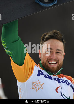 Pyeongchang, Südkorea. 12 Mär, 2018. Simon Patmore aus Australien feiert während der Preisverleihung für die Men's Snowboard Cross SB-UL-Veranstaltung der Paralympischen Spiele 2018 PyeongChang Winter an Jeongseon Alpine Center, South Korea, 12. März 2018. Simon Patmore behauptete den Titel der Veranstaltung. Credit: Xia Yifang/Xinhua/Alamy leben Nachrichten Stockfoto