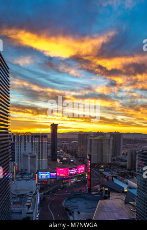 Las Vegas, Nevarda, 12. März 2018. Wetter, vor Dämmerung Farben in den Himmel mit Blick auf Planet Hollywood und Harmond Art und Weise mit der Prognose 73° auch heute sein. Credit: Keith J Smith./Alamy leben Nachrichten Stockfoto