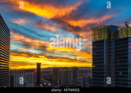 Las Vegas, Nevarda, 12. März 2018. Wetter, vor Dämmerung Farben in den Himmel mit Blick auf Planet Hollywood und Harmond weg, zwischen Aria Resort und dem kosmopolitischen, mit der Prognose 73° auch heute sein. Credit: Keith J Smith./Alamy leben Nachrichten Stockfoto