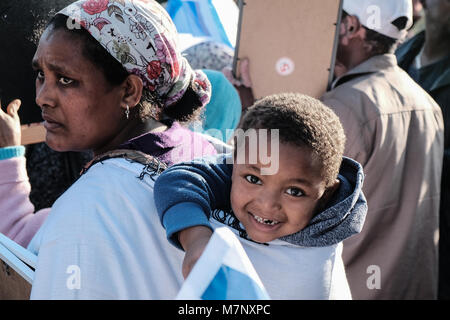 Jerusalem, Israel. 12. März, 2018. Äthiopische Israelis demonstrieren vor der Knesset, des israelischen Parlaments. Die Fotos der Lieben noch in Äthiopien gestrandet Sie fordern Regierung erfüllt eine Verpflichtung gegenüber Israel zu bringen verbleibenden 8.000 äthiopische Juden warten zu emigrieren. Die äthiopischen Juden, die sogenannten Beta Israel, lebte in Abgeschiedenheit für mehr als 1.000 Jahre, nur der Wiederverbindung mit der jüdischen Welt im späten 20. Jahrhundert. Credit: Nir Alon/Alamy leben Nachrichten Stockfoto