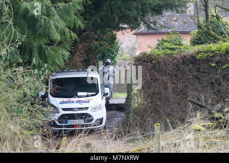 West Winterslow, Salisbury, Wiltshire, UK. 12. März, 2018. Die Armee in eine Ashley Wood recovery Van von West Winterslow zu sammeln, wurde gedacht, die zum Ziehen von Sergej Skripal von BMW entfernt verwendet worden zu sein. Armee persönliche, in Hazzard Anzüge gekleidet zu sehen, Anbringen der Van zu einem Kabel bereit, auf eine recevery trailer Credit gezogen werden: John Rose Fotografie/Alamy leben Nachrichten Stockfoto