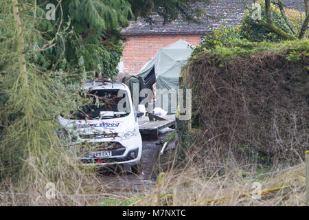 West Winterslow, Salisbury, Wiltshire, UK. 12. März, 2018. Die Armee in eine Ashley Wood recovery Van von West Winterslow zu sammeln, wurde gedacht, die zum Ziehen von Sergej Skripal von BMW entfernt verwendet worden zu sein. Armee persönliche, in Hazzard Anzüge gekleidet zu sehen, Anbringen der Van zu einem Kabel bereit, auf eine recevery trailer Credit gezogen werden: John Rose Fotografie/Alamy leben Nachrichten Stockfoto