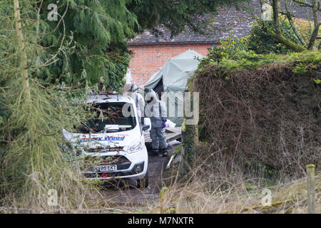 West Winterslow, Salisbury, Wiltshire, UK. 12. März, 2018. Die Armee in eine Ashley Wood recovery Van von West Winterslow zu sammeln, wurde gedacht, die zum Ziehen von Sergej Skripal von BMW entfernt verwendet worden zu sein. Armee persönliche, in Hazzard Anzüge gekleidet zu sehen, Anbringen der Van zu einem Kabel bereit, auf eine recevery trailer Credit gezogen werden: John Rose Fotografie/Alamy leben Nachrichten Stockfoto