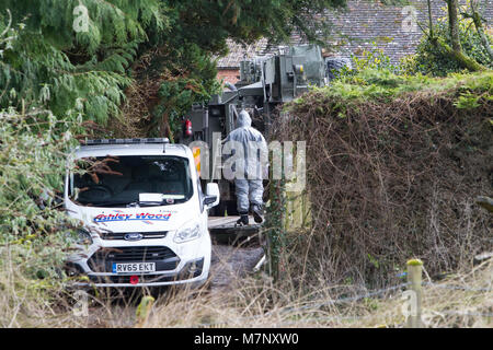 West Winterslow, Salisbury, Wiltshire, UK. 12. März, 2018. Die Armee in eine Ashley Wood recovery Van von West Winterslow zu sammeln, wurde gedacht, die zum Ziehen von Sergej Skripal von BMW entfernt verwendet worden zu sein. Armee persönliche, in Hazzard Anzüge gekleidet zu sehen, Anbringen der Van zu einem Kabel bereit, auf eine recevery trailer Credit gezogen werden: John Rose Fotografie/Alamy leben Nachrichten Stockfoto