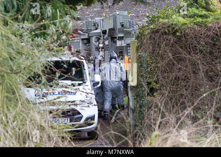 West Winterslow, Salisbury, Wiltshire, UK. 12. März, 2018. Die Armee in eine Ashley Wood recovery Van von West Winterslow zu sammeln, wurde gedacht, die zum Ziehen von Sergej Skripal von BMW entfernt verwendet worden zu sein. Armee persönliche, in Hazzard Anzüge gekleidet zu sehen, Anbringen der Van zu einem Kabel bereit, auf eine recevery trailer Credit gezogen werden: John Rose Fotografie/Alamy leben Nachrichten Stockfoto