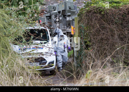 West Winterslow, Salisbury, Wiltshire, UK. 12. März, 2018. Die Armee in eine Ashley Wood recovery Van von West Winterslow zu sammeln, wurde gedacht, die zum Ziehen von Sergej Skripal von BMW entfernt verwendet worden zu sein. Armee persönliche, in Hazzard Anzüge gekleidet zu sehen, Anbringen der Van zu einem Kabel bereit, auf eine recevery trailer Credit gezogen werden: John Rose Fotografie/Alamy leben Nachrichten Stockfoto