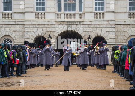 London, Großbritannien. 12. März, 2018. Die Band der Coldstream Guards begleitet 400 Mitglieder des Commonwealth Kinderchor in eine musikalische Feier des Commonwealth Tag 2018. Die Leistung, auf Horse Guards Parade, enthalten eine Weltpremiere einer neuen Zusammensetzung, "ein Freund", Ihrer Majestät der Königin (dedizierte und Markierung der Commonwealth Tagung der Regierungschefs (chogm) in London im April 2018 gehalten wird). Es wurde komponiert von großen Simon Haw MBE. Credit: Guy Bell/Alamy leben Nachrichten Stockfoto