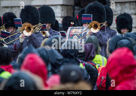 London, Großbritannien. 12. März, 2018. Die Band der Coldstream Guards begleitet 400 Mitglieder des Commonwealth Kinderchor in eine musikalische Feier des Commonwealth Tag 2018. Die Leistung, auf Horse Guards Parade, enthalten eine Weltpremiere einer neuen Zusammensetzung, "ein Freund", Ihrer Majestät der Königin (dedizierte und Markierung der Commonwealth Tagung der Regierungschefs (chogm) in London im April 2018 gehalten wird). Es wurde komponiert von großen Simon Haw MBE. Credit: Guy Bell/Alamy leben Nachrichten Stockfoto