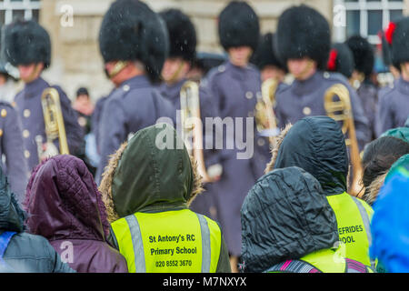 London, Großbritannien. 12. März, 2018. Die Band der Coldstream Guards begleitet 400 Mitglieder des Commonwealth Kinderchor in eine musikalische Feier des Commonwealth Tag 2018. Die Leistung, auf Horse Guards Parade, enthalten eine Weltpremiere einer neuen Zusammensetzung, "ein Freund", Ihrer Majestät der Königin (dedizierte und Markierung der Commonwealth Tagung der Regierungschefs (chogm) in London im April 2018 gehalten wird). Es wurde komponiert von großen Simon Haw MBE. Credit: Guy Bell/Alamy leben Nachrichten Stockfoto