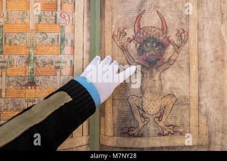 Die eine Kopie in der Welt des Codex gigas (Giant Buch in englischer Sprache), auch bekannt als Bibel des Teufels, in Hradec Kralove, Tschechische Republik, am 12. März 2018. Der Codex gigas ist die größte erhaltene mittelalterliche illuminierte Manuskript in der Welt, und 92 cm hoch. (CTK Photo/David Tanecek) Stockfoto