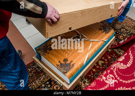 Die eine Kopie in der Welt des Codex gigas (Giant Buch in englischer Sprache), auch bekannt als Bibel des Teufels, in Hradec Kralove, Tschechische Republik, am 12. März 2018. Der Codex gigas ist die größte erhaltene mittelalterliche illuminierte Manuskript in der Welt, und 92 cm hoch. (CTK Photo/David Tanecek) Stockfoto