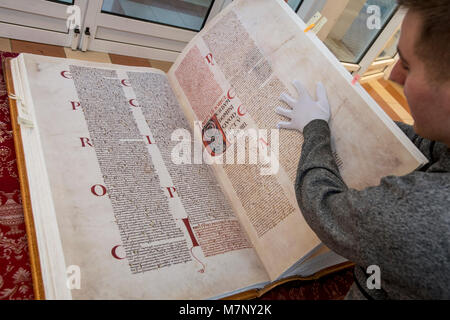 Die eine Kopie in der Welt des Codex gigas (Giant Buch in englischer Sprache), auch bekannt als Bibel des Teufels, in Hradec Kralove, Tschechische Republik, am 12. März 2018. Der Codex gigas ist die größte erhaltene mittelalterliche illuminierte Manuskript in der Welt, und 92 cm hoch. (CTK Photo/David Tanecek) Stockfoto