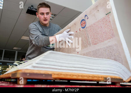 Die eine Kopie in der Welt des Codex gigas (Giant Buch in englischer Sprache), auch bekannt als Bibel des Teufels, in Hradec Kralove, Tschechische Republik, am 12. März 2018. Der Codex gigas ist die größte erhaltene mittelalterliche illuminierte Manuskript in der Welt, und 92 cm hoch. (CTK Photo/David Tanecek) Stockfoto