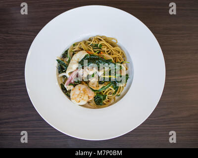 Spaghetti Kee Mao, Basilikum und Chill mit Spaghetti getrocknet Stockfoto