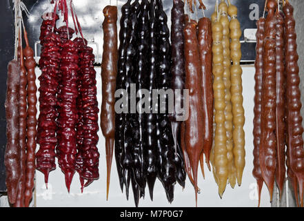 Eine traditionelle georgische Dessert, Kerze-förmige Churchkhela (Churchxela) hängen außerhalb eines Marktes in Tiflis, Georgien Stockfoto