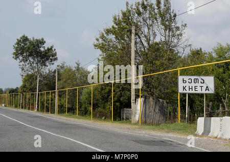 Oberirdische Erdgasleitungen, gelb lackiert und während der sowjetischen Zeit installiert, führen neben einer Straße durch Kheta, Georgien Stockfoto