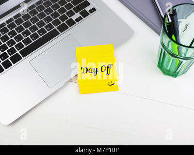Tag mit Haftnotiz auf Schreibtisch Stockfoto