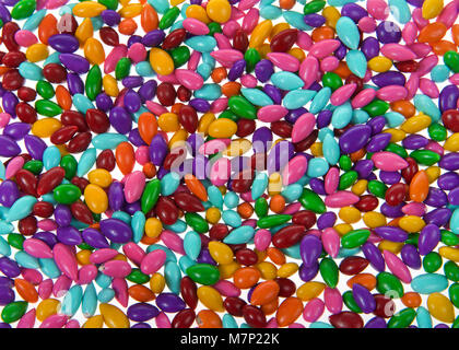 Hintergrund der Süßigkeit beschichtetes Sonnenblumenkerne in glatten Milchschokolade und einer wunderschönen Rainbow candy Shell beschichtet. Stockfoto