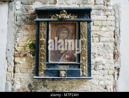 Ikone der maria und des Jesuskindes in einem Wandschrein in venedig, italien Stockfoto