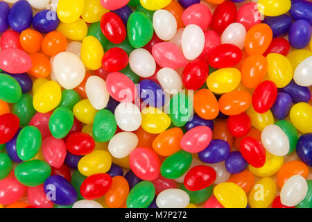 Viele Bunte Jelly Beans in einem Regenbogen an Farben. Beliebte Süßigkeit für Ostern. Stockfoto