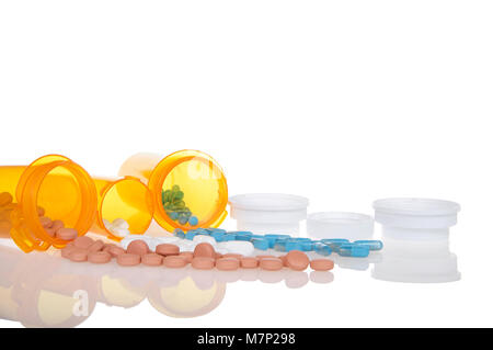Pillen Auslaufen auf einen isolierten weißen Hintergrund von orange Medikation Flaschen. Überwältigende Anschluss mehrerer Vorschriften zu halten. Gesundheit und Stockfoto