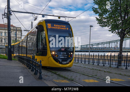 Straßenbahn Finishing auf der Kettenbrücke in Budapest. Von der Budaer Seite der Donau auf einer September Nachmittag Stockfoto