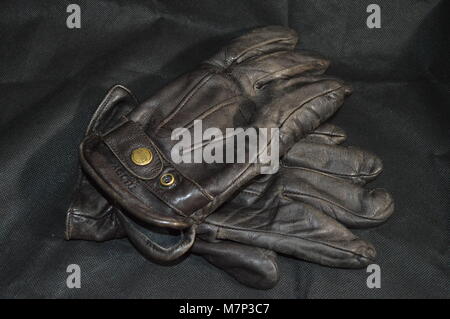 Alte Leder mans Handschuhe auf schwarzem Hintergrund Stockfoto