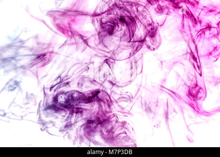 Dichten bunten Rauch rosa Farben auf weißem Hintergrund isoliert. Hintergrund der Rauch vape Stockfoto